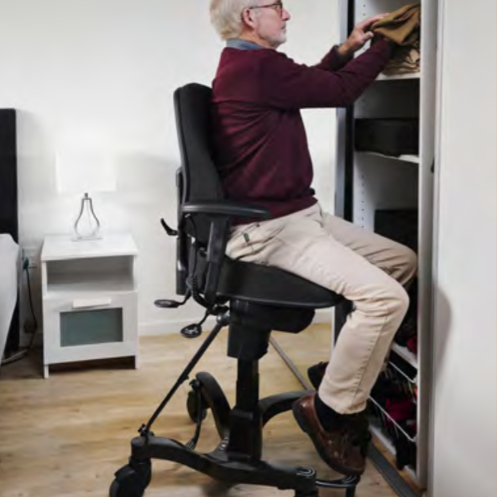 persona mayor usando silla ergonómica